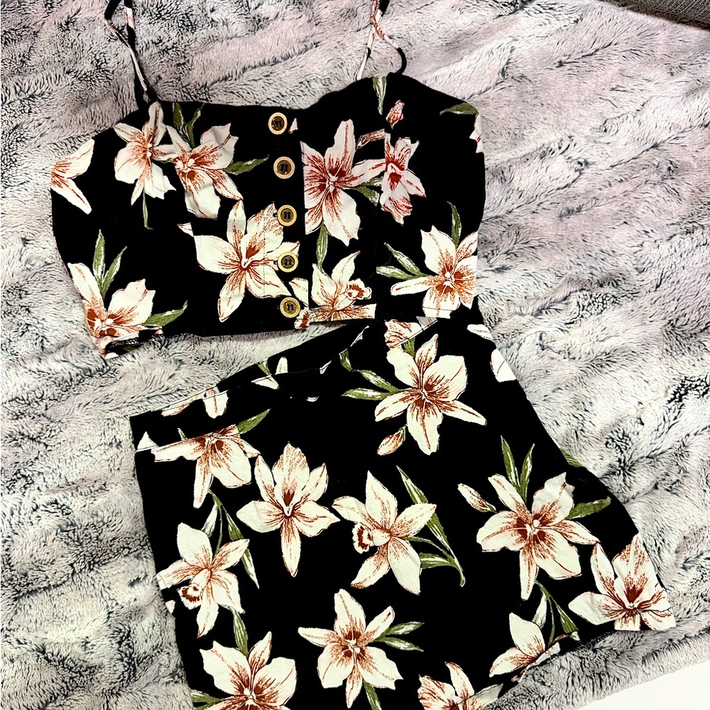 Matching set. The top is a medium but fits like a small, 32C for reference.